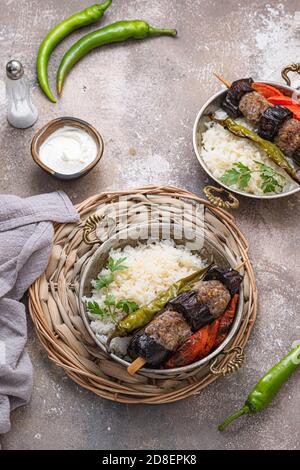 Kebabs mit Reis Pilav und gebackenem Gemüse auf Kupferpfanne. Kopieren Raum Stockfoto