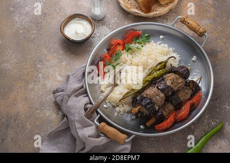 Urfa Kebab oder Patlican Kebab auf Spieße mit Reis, kopieren Raum Stockfoto