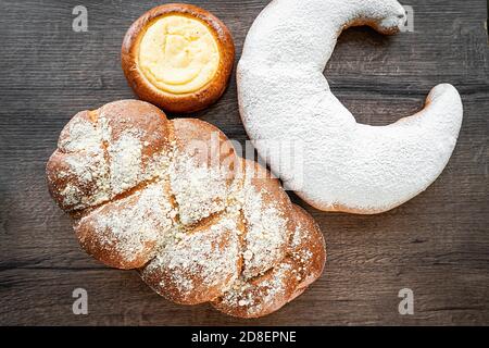 Frisches Gebäck Brötchen Weidenkorb rustikalen Stil Bäckerei Stockfoto