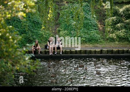 Bastion Hill Park (Bastejkalns Park) ist ein schöner und ruhiger Park entlang eines Kanals des Flusses Daugava, am östlichen Rand der Altstadt. Stockfoto