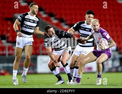 Hull KR's Ben Crooks (rechts) vermeidet es, während des Betfred Super League-Spiels im total Wicked Stadium, St. Helens, von Andre Savelio (zweiter rechts) und Josh Bowden (Mitte) angegangen zu werden. Stockfoto