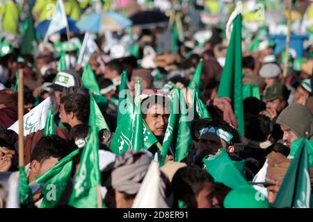 Sanaa, Jemen. Okt. 2020. Huthi-Rebellen und ihre Anhänger versammeln sich vor der Al-Saleh-Moschee während einer Feier zum Jahrestag der Geburt des Propheten Muhammad (Mawlid al-Nabi) des Islam in Sanaa. Quelle: Hani Al-ANSI/dpa/Alamy Live News Stockfoto