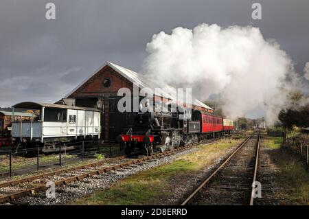 Ivatt 46447 fährt von Cranmore Shed auf der East Somerset Railway ab. Stockfoto