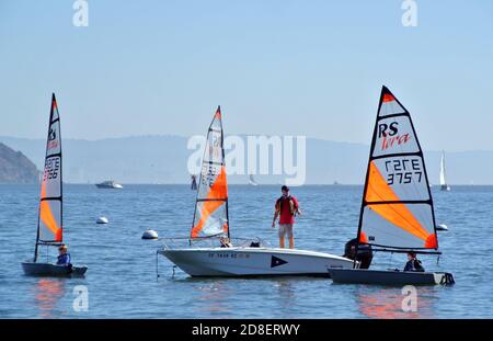 Sausalito Segellehrer trainiert Seescouts im sausalito Yacht Club In san francisco Bay kalifornien Stockfoto