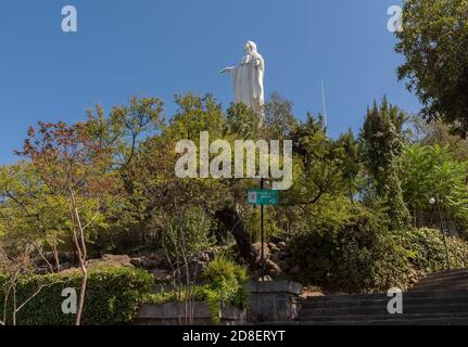 Statue der Jungfrau Maria auf dem Hügel San Cristobal, Santiago, Chile Stockfoto