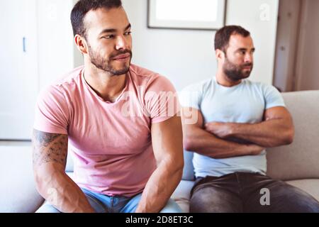 Portrait von einem niedlichen Männlich Homosexuell Paar zu Hause Stockfoto