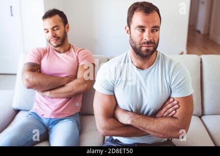 Portrait von einem niedlichen Männlich Homosexuell Paar zu Hause Stockfoto