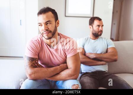 Portrait von einem niedlichen Männlich Homosexuell Paar zu Hause Stockfoto