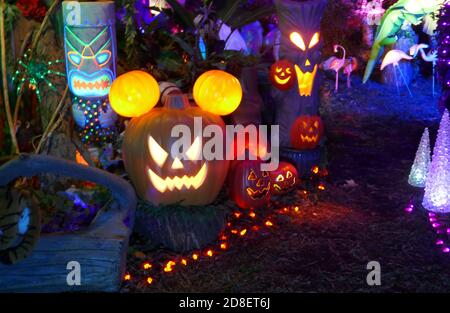 Burbank, California, USA 28. Oktober 2020 EINE allgemeine Ansicht der Atmosphäre der Halloween-Rasen-Anzeige mit Disney-Thema in 1505 N. Valley Street am 28. Oktober 2020 in Burbank, Kalifornien, USA. Foto von Barry King/Alamy Stockfoto Stockfoto