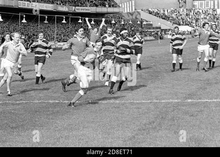 JJ Williams erzielte einen Versuch im WRU Cup Finale 1973 zwischen Cardiff RFC und Llanelli RFC im National Stadium in Cardiff. Stockfoto