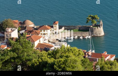 Der alte Hafen von Nafpaktos, bekannt als Lepanto während eines Teils seiner Geschichte, Griechenland, an der Nordküste des Golfs von Korinth. Stockfoto