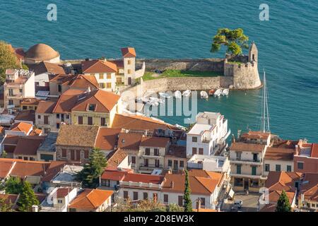 Der alte Hafen von Nafpaktos, bekannt als Lepanto während eines Teils seiner Geschichte, Griechenland, an der Nordküste des Golfs von Korinth. Stockfoto