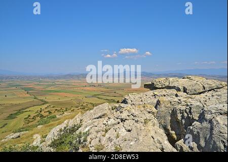 Blick von einem Hügel namens Kastro auf das Land Makedonia Stockfoto