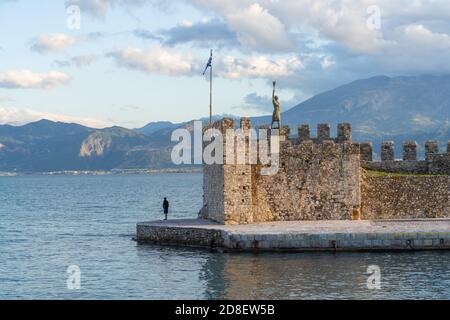 Der alte Hafen von Nafpaktos, bekannt als Lepanto während eines Teils seiner Geschichte, Griechenland, an der Nordküste des Golfs von Korinth. Stockfoto