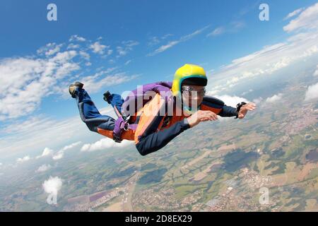 Alter Mann, der einen Traum verwirklicht und aus einem Flugzeug springt Stockfoto