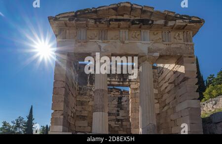 Schatzkammer von Athen, archäologische Stätte von Delphi, Griechenland. Gebaut, um ihren Sieg bei der Schlacht von Marathon zu gedenken. Stockfoto