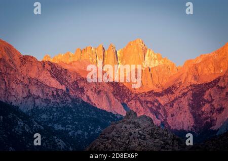 Strahlender Sonnenaufgang auf dem Mount Whitney im Owens Valley von Kalifornien. Stockfoto