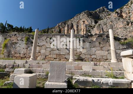 Archäologische Stätte von Delphi, Griechenland, ein heiliger Bezirk in alten Zeiten, der als Sitz von Pythia diente, das hauptoracle, das über ich konsultiert wurde Stockfoto