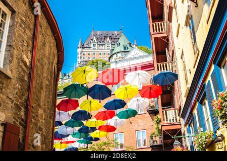 Viele Sonnenschirme in Petit Champlain Street Quebec City Stockfoto