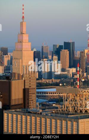 Tokyo Stadtbild mit NTT Docomo Yoyogi Gebäude vom Observatorium Des Tokyo Metropolitan Government Building.Shinjuku.Tokyo.Japan Stockfoto