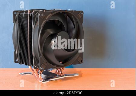CPU-Lüfter auf dem Holztisch. 3D-Rendering Stockfoto