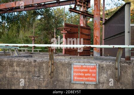 DUISBURG, DEUTSCHLAND - 18. Sep 2020: DUISBURG, DEUTSCHLAND - 18. SEPTEMBER 2020: Industrielles Erbe der alten Wirtschaft, Ruine des Stahlwerks am 18. September 2 Stockfoto