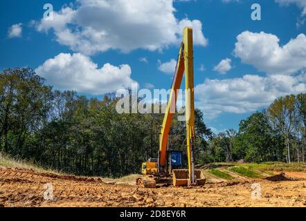 Gelber Lader auf einer Wohnbaustelle Stockfoto