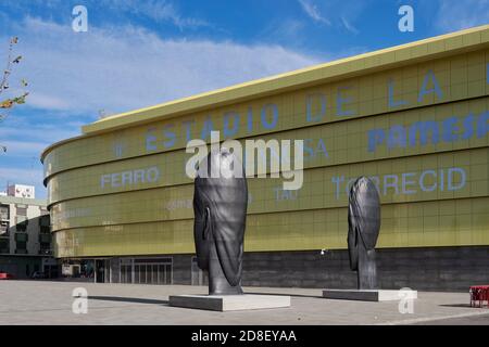 Die Skulpturen 'Silvia' und 'aría' von Jaume Plensa im Estadio de futbol la Cerámica, ehemals El Madrigal, Villarreal, Castellon, Spanien, Europa. Stockfoto