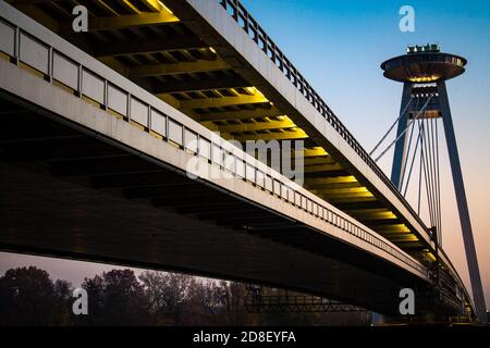 SNP-Brücke in Bratislava während des Sommerabends Stockfoto