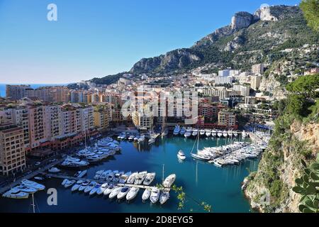 Hoher Blick auf den Yachthafen von Monaco Fontvieille mit seinen festgezurrenden Luxusyachten, gegen einen blauen Himmel. Azure Coast. Frankreich. Stockfoto