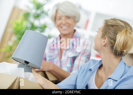 Frau Auspacken Kartons mit Mama Stockfoto