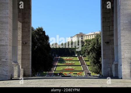 Blick auf die Caravelle Treppe in Genua Stadt vom Triumphbogen des Siegesplatzes aus gesehen. Erinnert an 3 Karavellen von Christopher Colombus Stockfoto