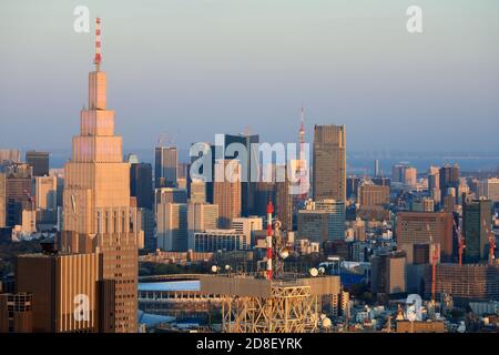 Tokyo Stadtbild von der Aussichtsplattform des Tokyo Metropolitan Regierungsgebäude mit NTT Docomo Yoyogi Gebäude im Vordergrund.Shinjuku.Tokyo.Japan Stockfoto