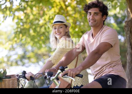 Happy Casual Pärchen gehen für eine Radtour Stockfoto