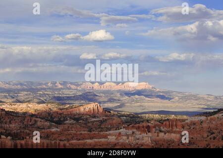 Sonnenuntergang über dem Bryce Canyon National Park, Utah, USA. Landschaftlich farbenprächtiges, breites Panorama mit wunderschönem wolkenbedecktem Himmel. Stockfoto