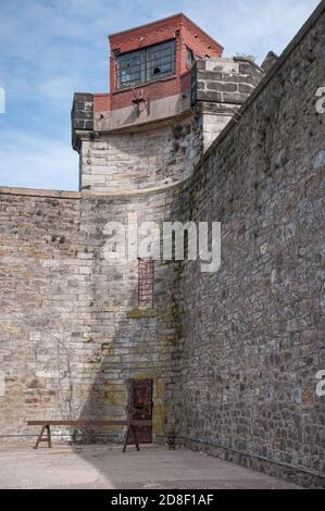 Gefängnismauern und Wachturm im Eastern State Penitentiary. Foto von Liz Roll Stockfoto