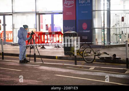 London, Großbritannien. Oktober 2020. Gerichtskriminalität, wo mehrere Stiche berichtet, Teenager Junge, 15, Messer zu Tode außerhalb sainsbury's in Garratt Lane, Wandsworth, London, UK Kredit: Quan Van /Alamy Live News Stockfoto