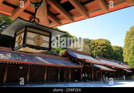 Architekturdetails des langen Pavillons um den Haupthof Von Meiji Jingu (Meiji-Schrein).Shibuya.Tokyo.Japan Stockfoto