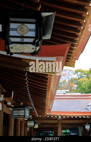 Architekturdetails des langen Pavillons um den Haupthof Von Meiji Jingu (Meiji-Schrein).Shibuya.Tokyo.Japan Stockfoto