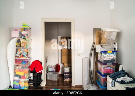 Chaotisch Home Zimmer Mit Junk Und Müll Verpackt Stockfoto