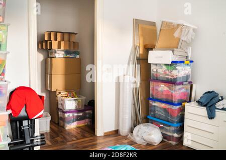 Chaotisch Home Zimmer Mit Junk Und Müll Verpackt Stockfoto