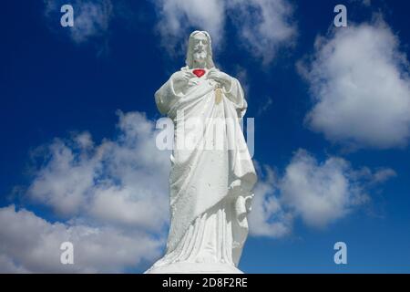 Statue des Heiligen Herzens Jesu Christi von unten, Marsaxlokk, Malta Stockfoto