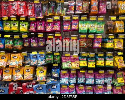 28. Oktober 2020. São Paulo, SP, Brasilien. Ein Regal voller brasilianischer Bonbons in einem Supermarkt. Stockfoto