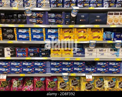 28. Oktober 2020. São Paulo, SP, Brasilien. Ein Regal voller Desserts und Schokolade, von brasilianischen Marken in einem Supermarkt. Stockfoto