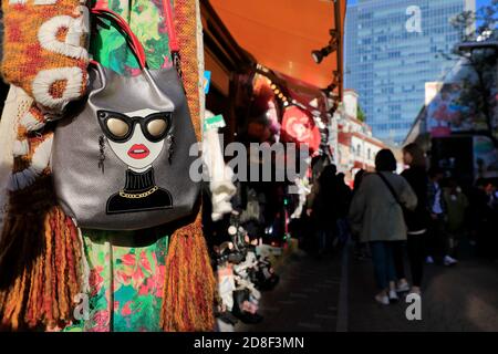 Eine Handtasche auf dem Display einer Modeboutiquen in Takeshita Street.Harajuku.Shibuya.Tokyo.Japan Stockfoto