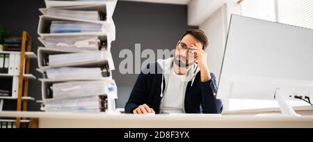 Frustrierter Traurige Workaholic Am Computer Desk Im Büro Stockfoto