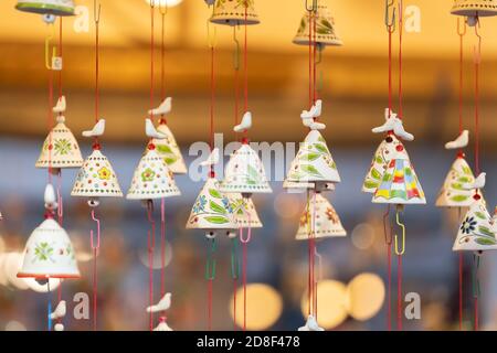 Handgemachte Dekorationen auf dem weihnachtsmarkt in Europa. Kauf von Geschenken und Geschenken auf dem Straßenmarkt. Weihnachtseinkäufe. Selektiver Fokus, Nahaufnahme Stockfoto