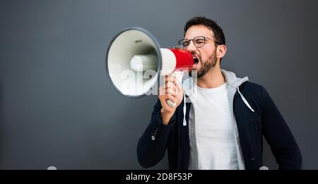 Man Hand Hält Megaphon. Achtung, Lauter Schrei Stockfoto