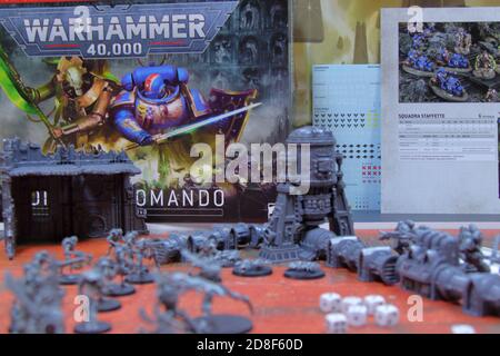 Ein warhammer 40000 Spielset mit Minifiguren Armee und Würfel Stockfoto