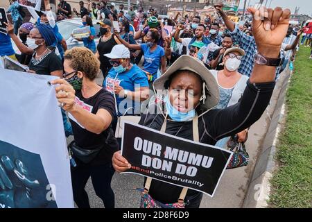 Mütter protestieren gegen Polizeibrutalität in Solidarität mit den Jugendlichen während der Proteste markiert #EndSARS in Lagos Nigeria am 17. Oktober 2020. Stockfoto